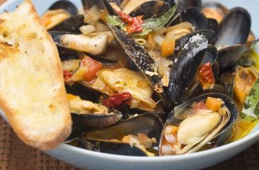 Mussels with white wine and garlic