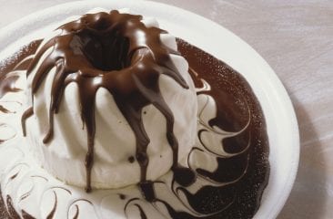Ice cream ring cake with chocolate sauce