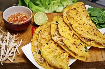 Omelette with beansprouts, crab and dip
