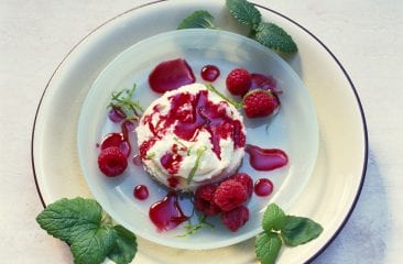 Mini cheesecakes with raspberry sauce Mini cheesecakes with raspberry sauce