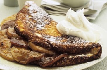 Omelette with caramelized apples