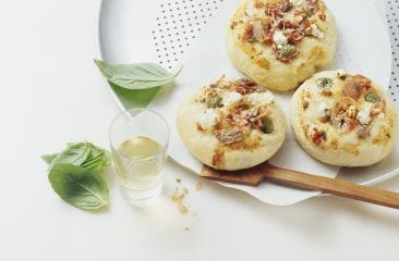 Mini pizzas with olives and anchovies
