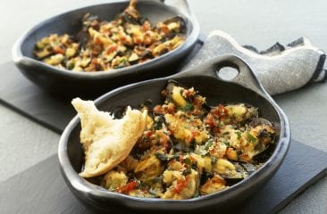 Baked mussels with tomatoes