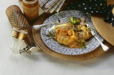 Salmon with mushrooms and prawns