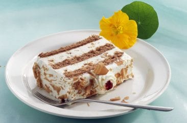 Chocolate cake with yogurt cream Chocolate cake with yogurt cream