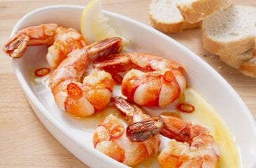Fried prawns with garlic and lemon