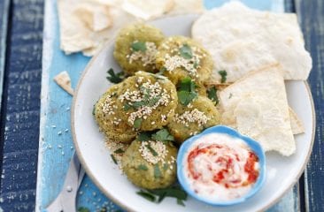 Herb-falafel with yogurt sauce and flatbread Herb-falafel with yogurt sauce and flatbread