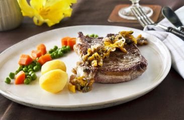 Beef steak with vegetables and mango sauce Beef steak with vegetables and mango sauce