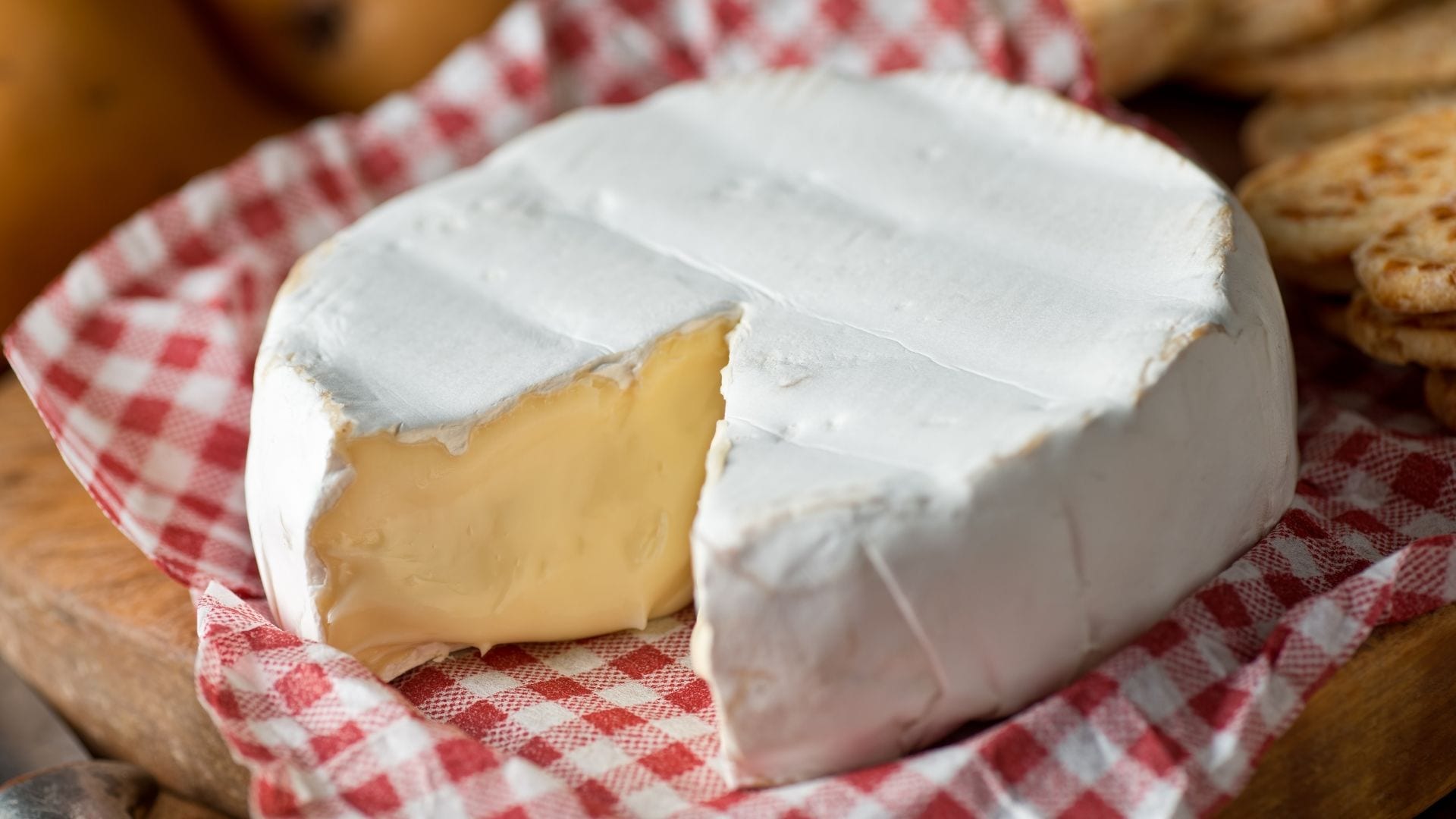 Cheese - how to keep it fresh for longer - FreshMAG