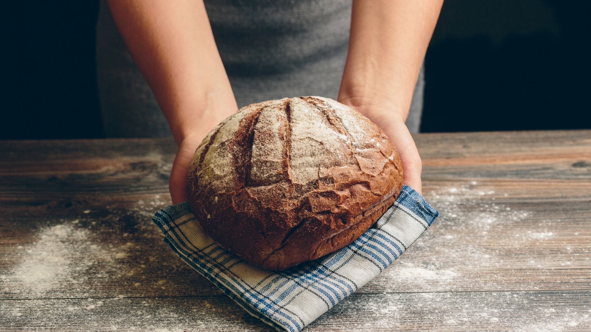 storage - How to tell apart mold and flour on sourdough bread? - Seasoned  Advice