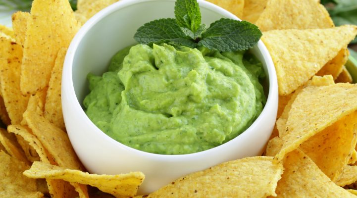 Cup mit Guacamole und Mais-chips