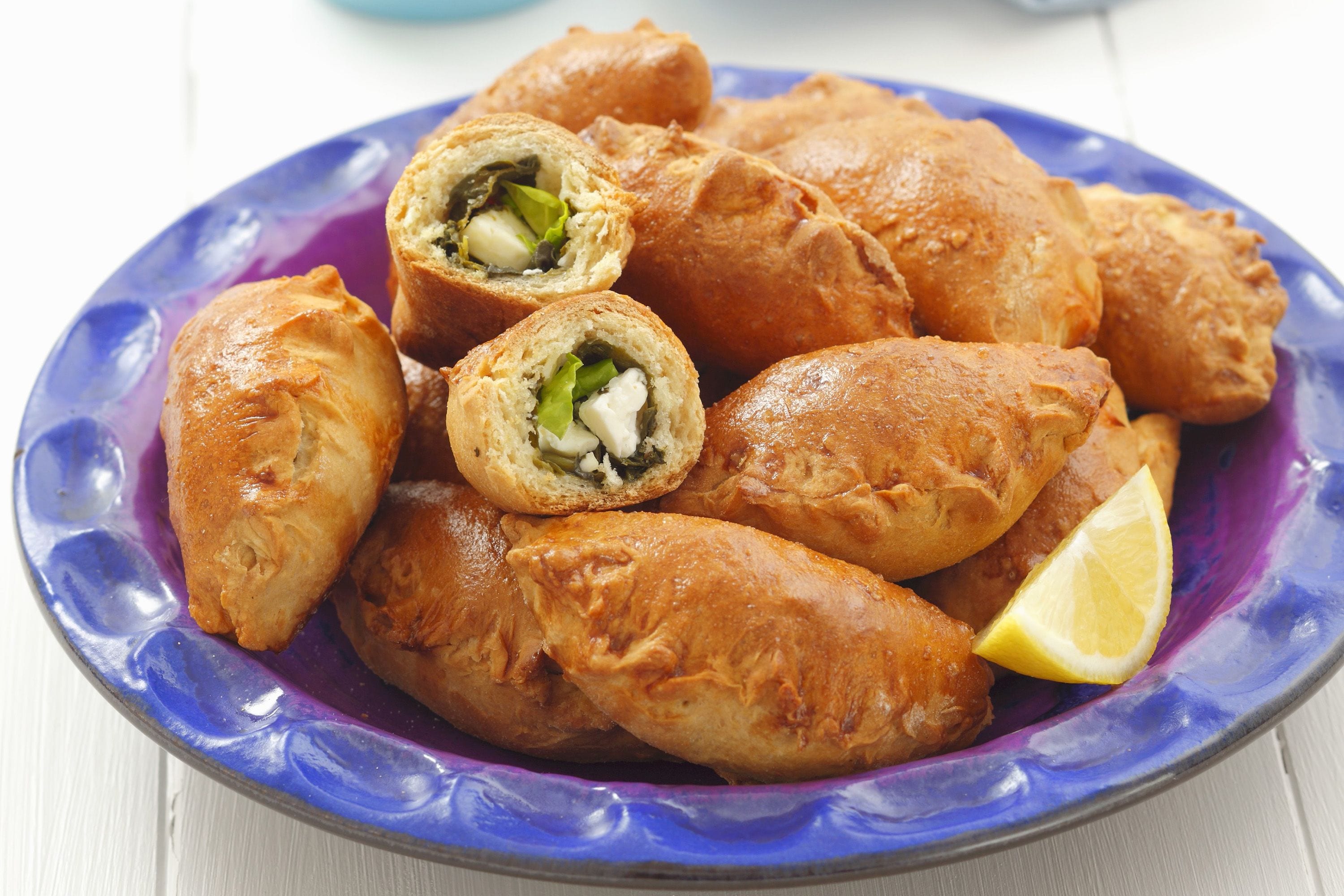 Spinach and feta puff pastry triangles - FreshMAG