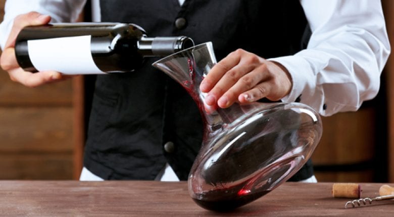 Wine: how to clean a carafe