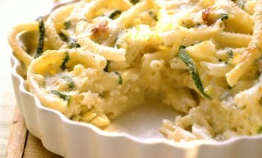 Macaroni casserole with courgettes and blue cheese