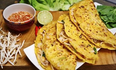 Omelette with beansprouts, crab and dip