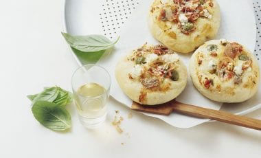 Mini pizzas with olives and anchovies