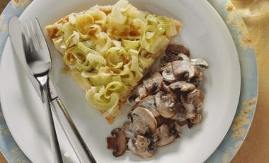 Leek pie with mushroom sauce