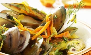 Green shell mussels in vegetable broth