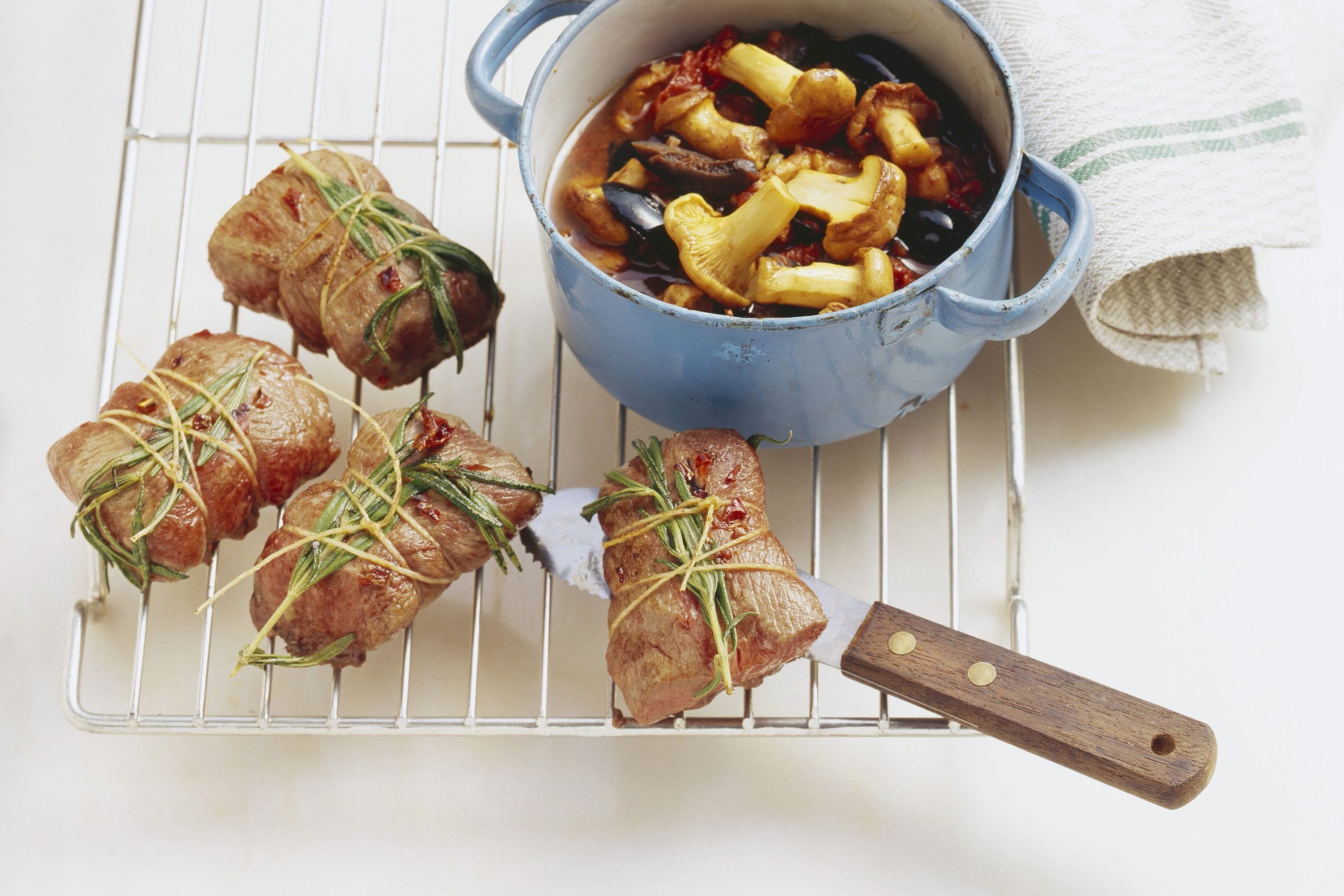 Lamb with mushroom and olive vegetables - FreshMAG