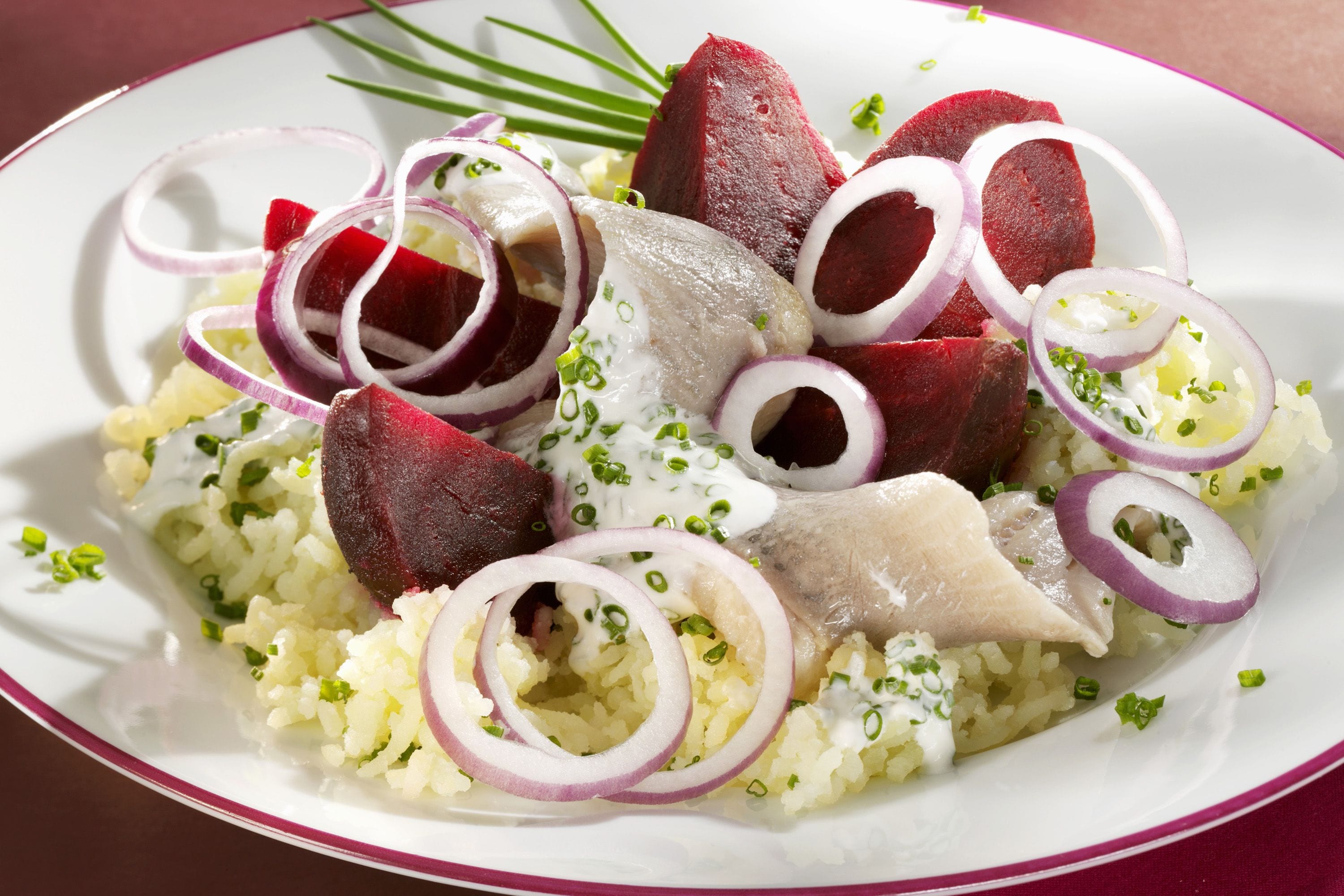 Young herring (Matjes) with beetroot and mashed potatoes - FreshMAG