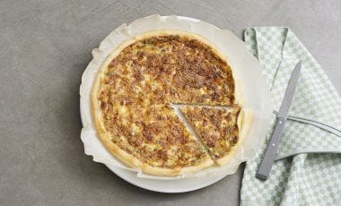 Puff pastry tart with ham and cheese