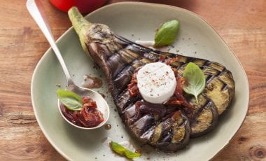 Baked aubergines with onion sauce