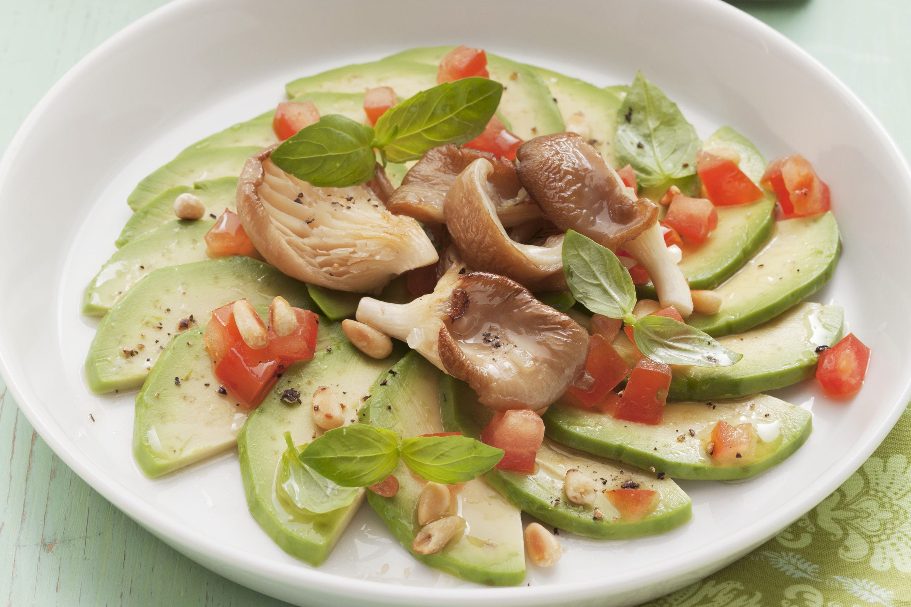 Avocado carpaccio with tomatoes and oyster mushrooms - FreshMAG