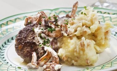 Veal meatballs with chanterelle cream and potato mash Veal meatballs with chanterelle cream and potato mash