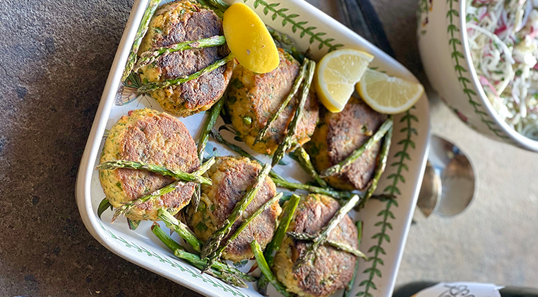 crab cakes tarragon slaw