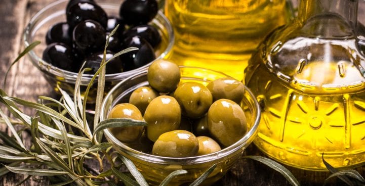 Olives Oil on Table auf Holztisch, Food-Konzept