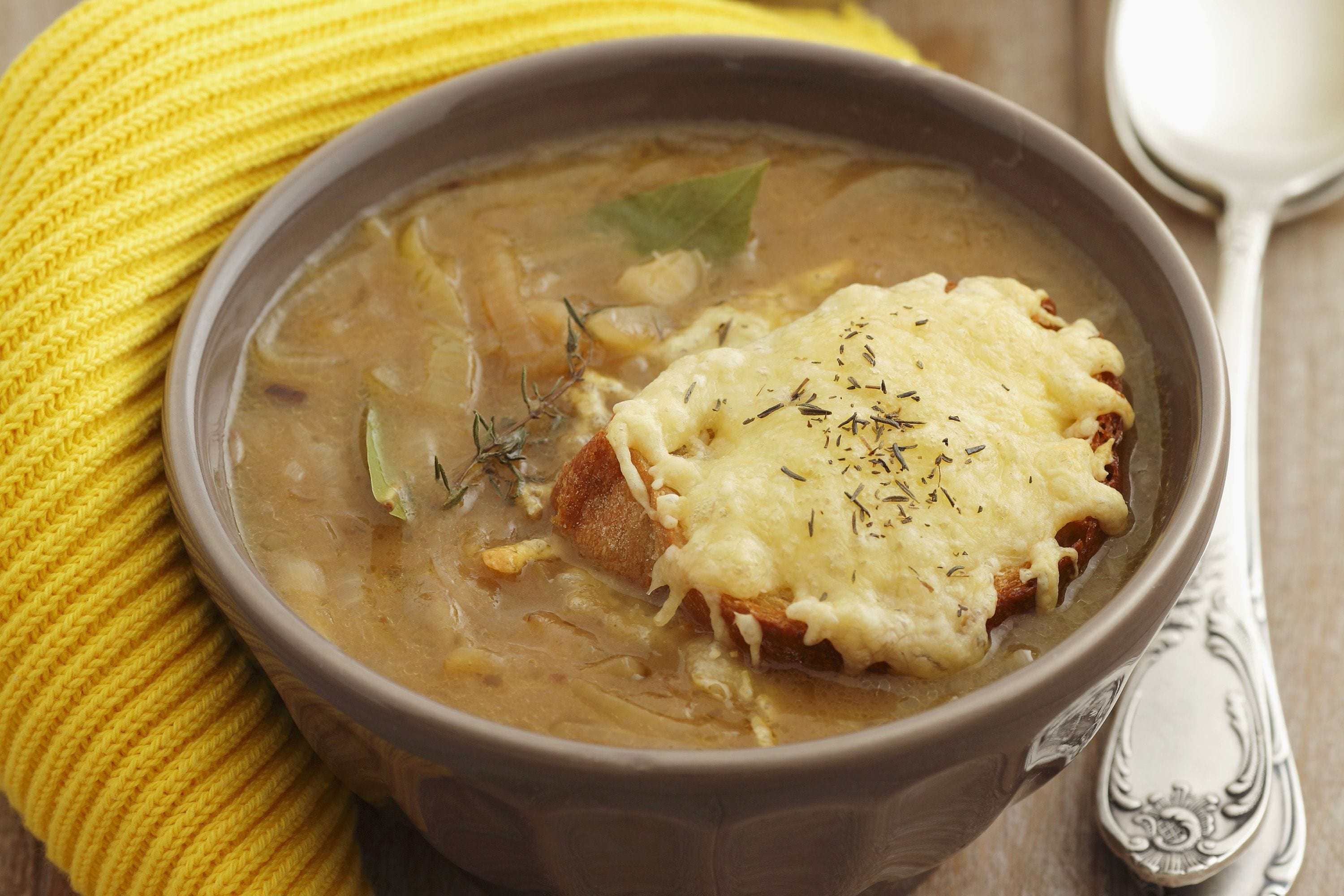 Onion soup with cheesy sliced bread - FreshMAGAZINE