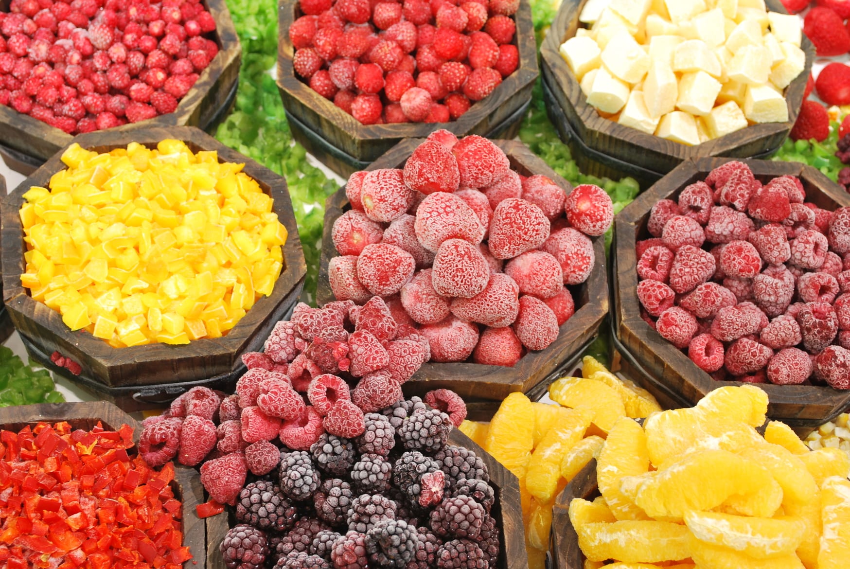 Сладости 6 букв. Быстро замороженые плоды и ягоды. Замороженные ягоды. Фрукты ассортимент. Замораживание овощей и фруктов.