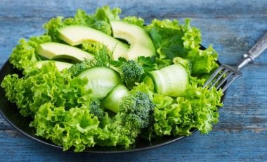 Лека салата с авокадо, краставици и броколи