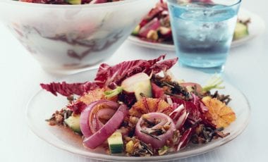 Салата с див ориз, червени портокали, радичио и червен лук