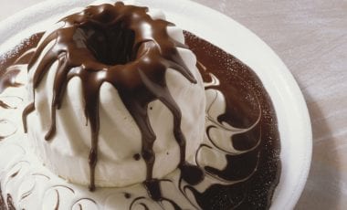 Сладоледена кръгла торта с шоколадов сос Сладоледена кръгла торта с шоколадов сос