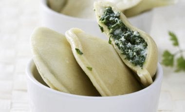 Ястие от тестени четириъгълници, с плънка от рикота и спанак