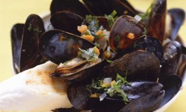 Миди във винен бульон с морков и праз лук