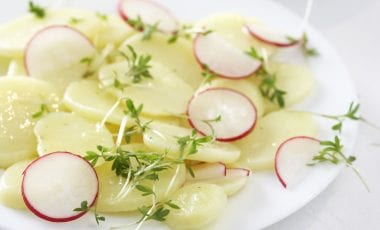 Картофена салата с репички и лук