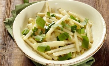 Пържени аспержи с див чесън