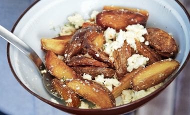 Картофи по селски с фета и мащерка Картофи по селски с фета и мащерка