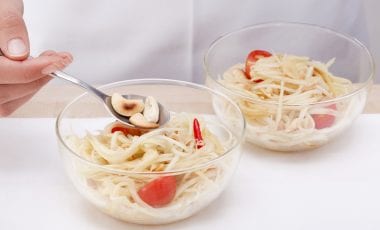 Тайландска салата от папая с домати