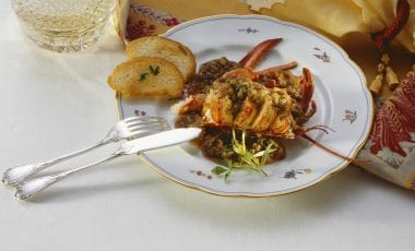 Омари с бяло вино и доматен сос