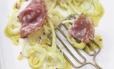 Салата с резене и салам Салата с резене и салам