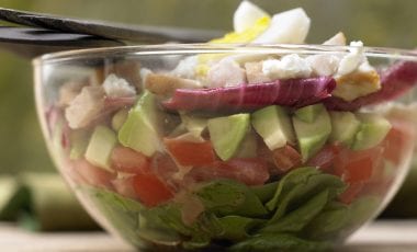 Салата на пластове с пилешко и авокадо