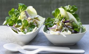 Орехова салата с ябълки и сирене