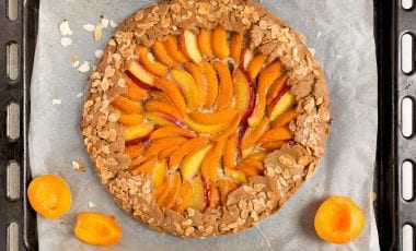 Торта с кайсии и праскови