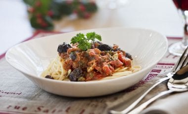 Паста с маслини, каперси, аншоа и чесън