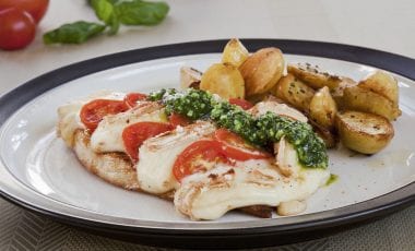 Запечен пуешки шницел с картофи на фурна