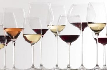 Ce fel de pahar folosești în funcție de vinul pe care-l servești? Ce fel de pahar folosești în funcție de vinul pe care-l servești?