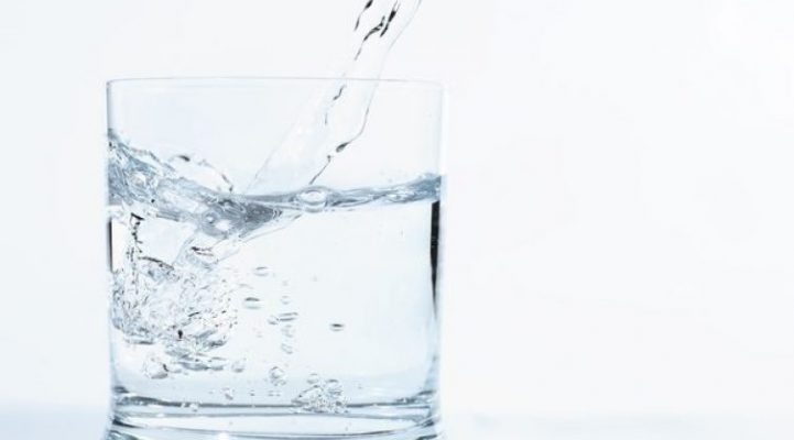 Beți 8 pahare de 200 ml de apă pe zi